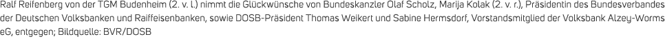 Ralf Reifenberg von der TGM Budenheim (2. v. l.) nimmt die Gl ckw nsche von Bundeskanzler Olaf Scholz, Marija Kolak (...